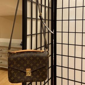 Louis Vuitton Pochette Métis Crossbody Bag